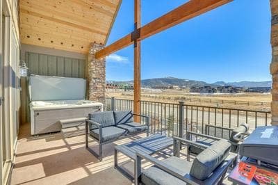 Spacious Granby Townhome: Hot Tub & Mountain Views