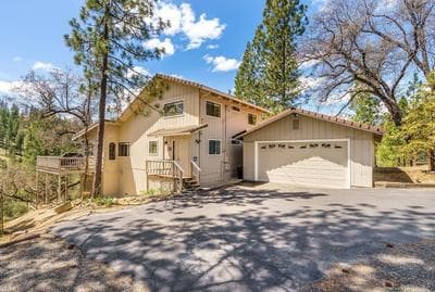 Three Wild Turkeys - Amazing Outdoor Spaces! 2 Decks! by Yosemite Region Resorts