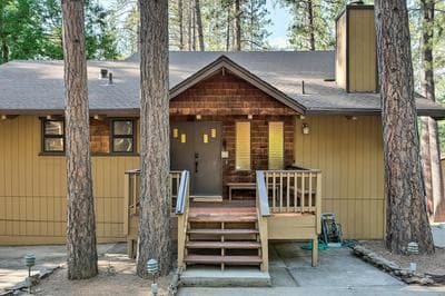 Pine Mountain Cabin w/ Hot Tub, 2 Mins to Marina!