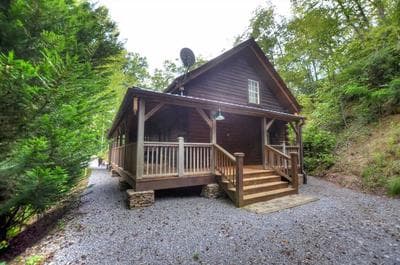 Moonshiner's Hideaway 2 Bedroom Cabin by Redawning