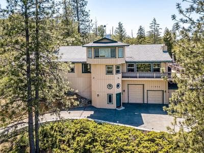 Heavenly Hilltop - 3-Level Home with Game Room by Yosemite Region Resorts