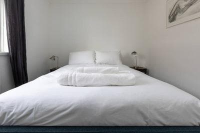 Spacious & Cosy 2 bed Flat With Terrace & Parking