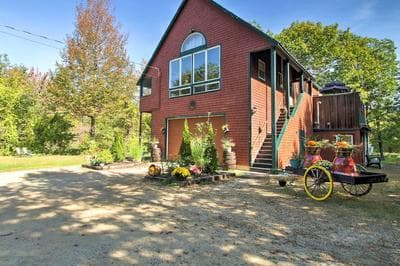 White Mountains Home w/ Hot Tub - Walk to Town!