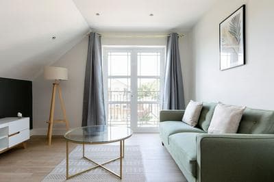 Elegant 2 Bed Flat with Balcony in Finchley