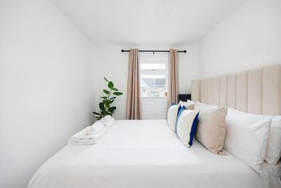 Stylish 3-bed Home in East London Free Parking