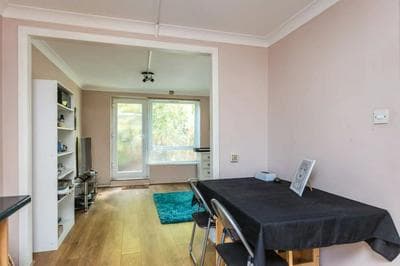 Homely 2 Bedroom House in Kennington With Garden