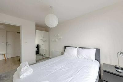 Serene 1BD Canal-side Flat w/ Terrace - Haggerston
