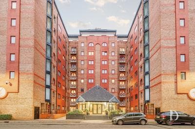 Beautiful 1 Bed on the River