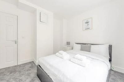 Spacious and Central 4 Bedroom Flat - West Kensington