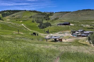 Cozy Ski-in/ski-out Granby Condo w/ Hot Tub!