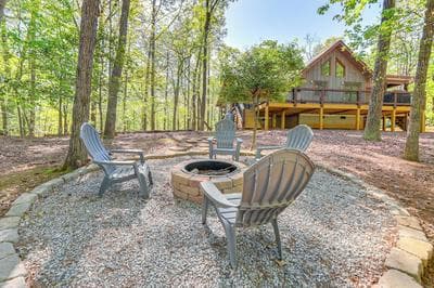 Ellijay Mountain Cabin w/ Hot Tub & Spacious Deck