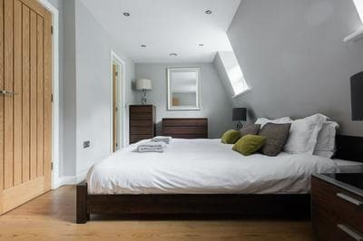 The Escalier Mews - Stunning 3BDR Mews Home Flooded with Natural Light