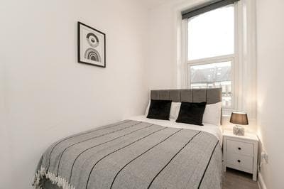 Woodside Park 3 Bedroom Apt with Parking