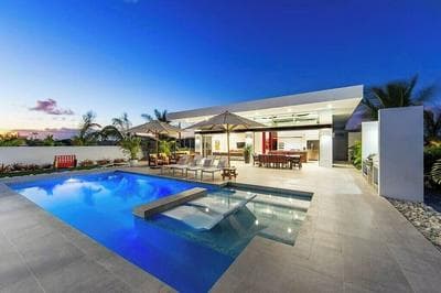 Oceanside Vacation Villa With Hotel Amenities v10
