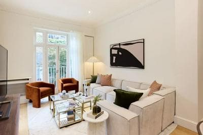 The Kensington Palace Hideout - Homely 5bdr House With Patio and Balcony