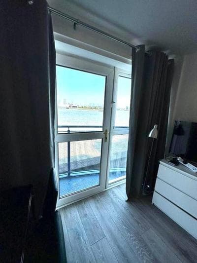 3 Bedroom Riverview Flat Canary Wharf Free Parking