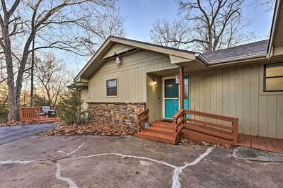 Holiday Island Home: Mountain View + Hot Tub!