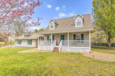 Cozy Bryson City Home w/ Fire Pit & Mtn Views!
