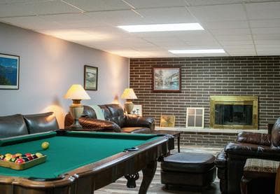Huge Manor w Indoor Hot Tub and Pool Table