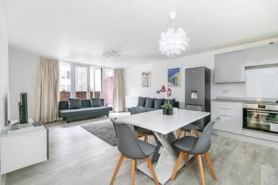 Kensington Gardens 2 Bedroom Flat With a Balcony