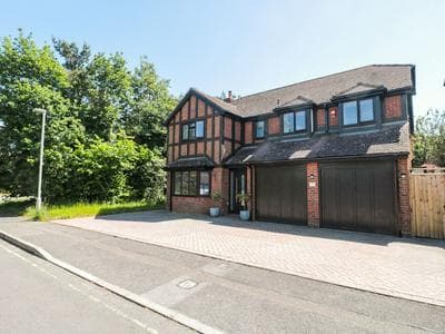 1 Charlotte Close