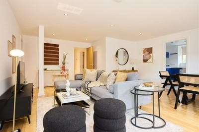 The Gwendolen Place - Contemporary 2bdr Flat w Terrace Balcony