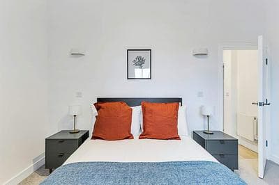 Sunny 2-bed Flat in Chiswick