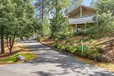 Tranquil Retreat - Home With Spacious Deck & Grill 4 Bedroom Home