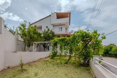 Seaview House w Balcony and Shared Garden