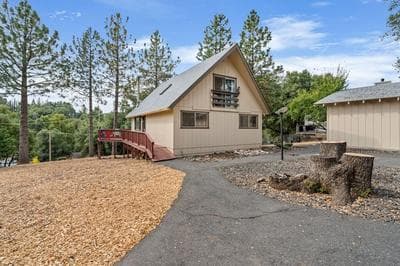Huckleberry Cabin - Pet Friendly with Big Deck by Yosemite Region Resorts