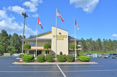 Deluxe Inn Fayetteville - I-95 Exit 49