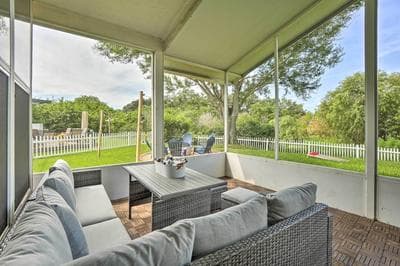 Sunny Brandon Getaway w/ Fire Pit!