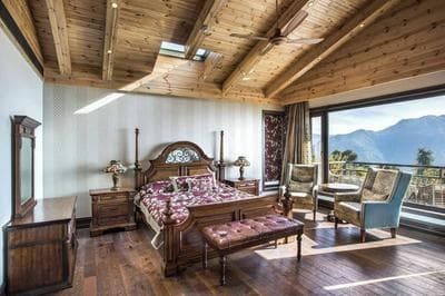 A Majestic and Luxurious Villa Overlooking the Ganges