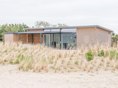 Comfy Lodge with 2 Bathrooms near Beach