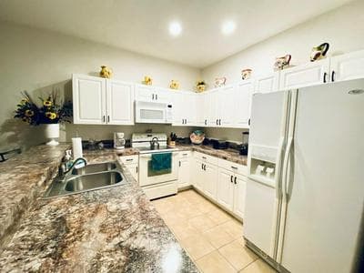 Huge Screened Patio That Overlooks Lake Buck, Near Famous Attractions!!