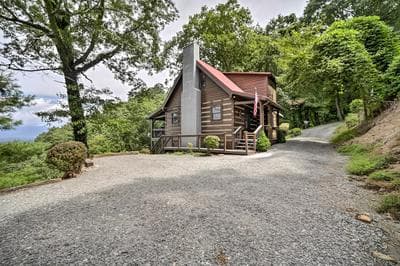 Bryson City Cabin w/ Hot Tub ~ 10 Mi to Dtwn!