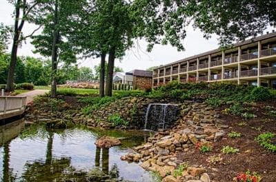 Fourwinds Lakeside Inn & Marina
