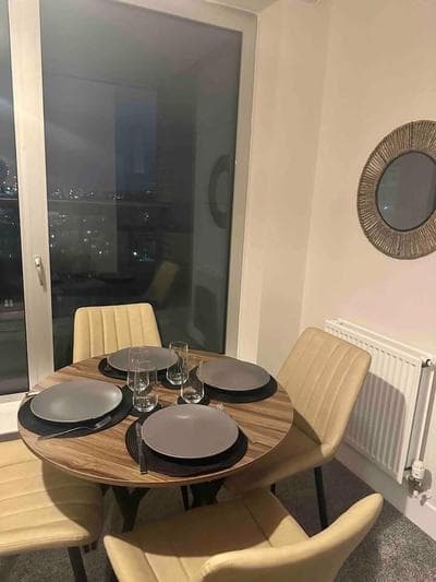 2 Bed Flat - Sleeps 4 - Balcony - Smoking