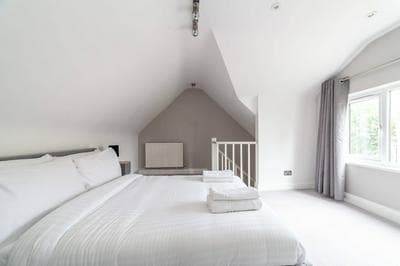 Spacious Battersea Gem With Balcony Bliss