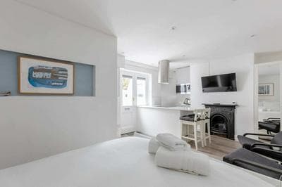 Sleek & Well-connected Studio Flat Archway!