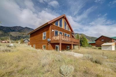 Custom Log Cabin w/ Views - 20 Mi to Yellowstone!