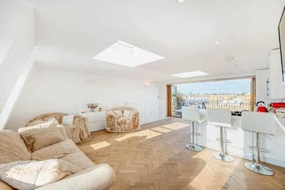 3 Bedroom Penthouse With London Skyline View