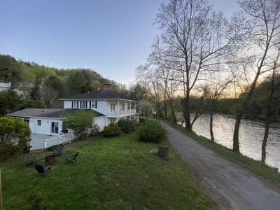 Southern Charm Riverside 4 Bedroom Home by RedAwning