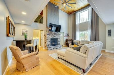 Mtn-view Gem w/ Hot Tub & Fire Pit in North Conway