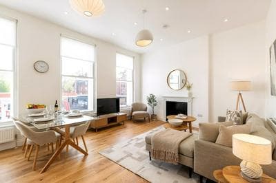 Bright & Elegant Chelsea Getaway: Private Balcony!
