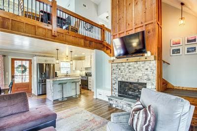 Hot Tub & Movie Room: Updated Cabin in Ellijay!