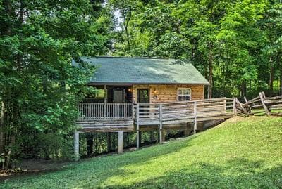 North Carolina Retreat w/ Hot Tub, Deck & Fire Pit