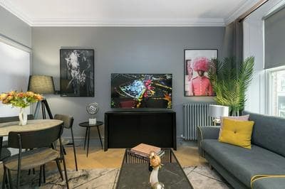 Urban Chic - Broad Court