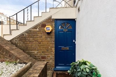 Magnificent 2 Bed Garden Flat in Oval