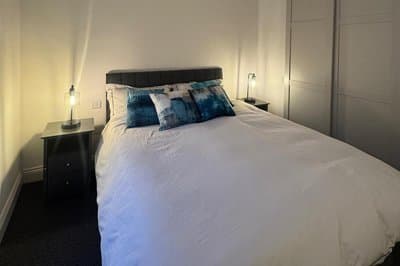 Central Apartment - Sleeps 2 & Private Patio